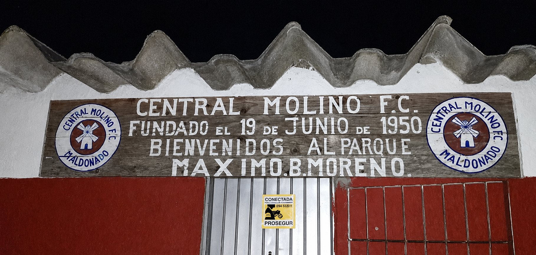 Cartel de la sede: Central Molino F.C. Fundado el 19 de junio de 1950. Bienvenidos al Parque Máximo B. Moreno.