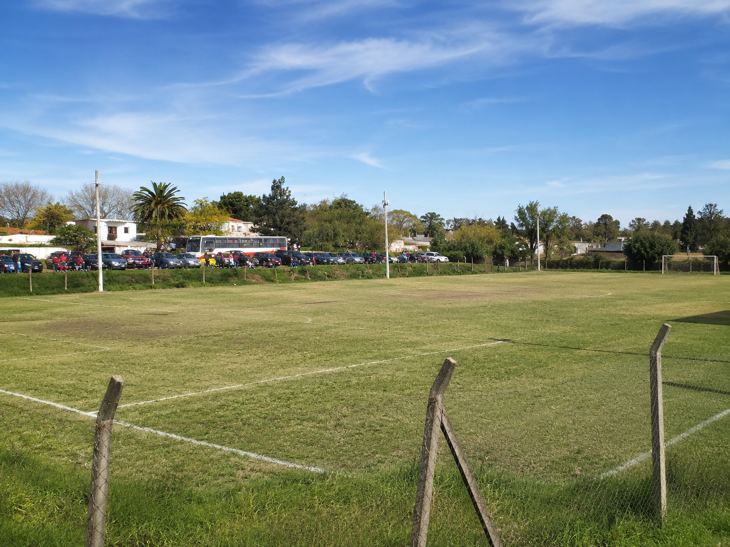 Parque Máximo B. Moreno con cielo despejado