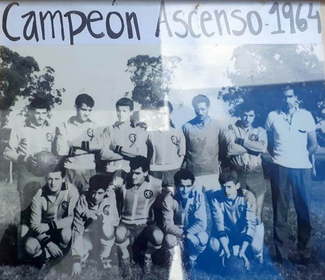 Plantel campeón de Ascenso 1964