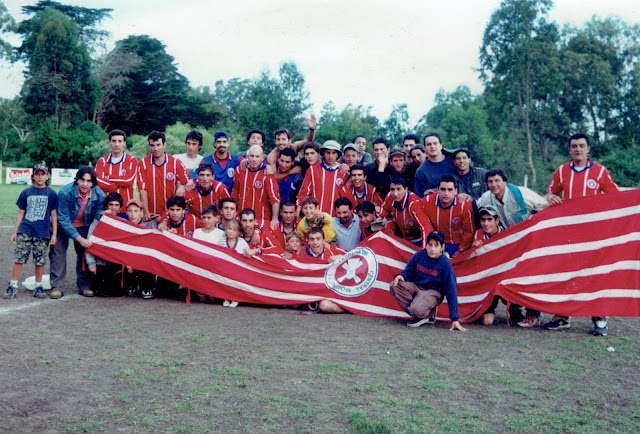 Hinchada y plantel con la bandera del club