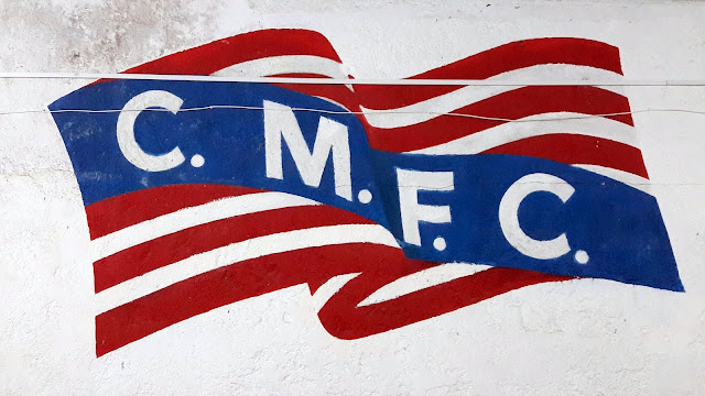 Bandera histórica del club con las siglas C.M.F.C.