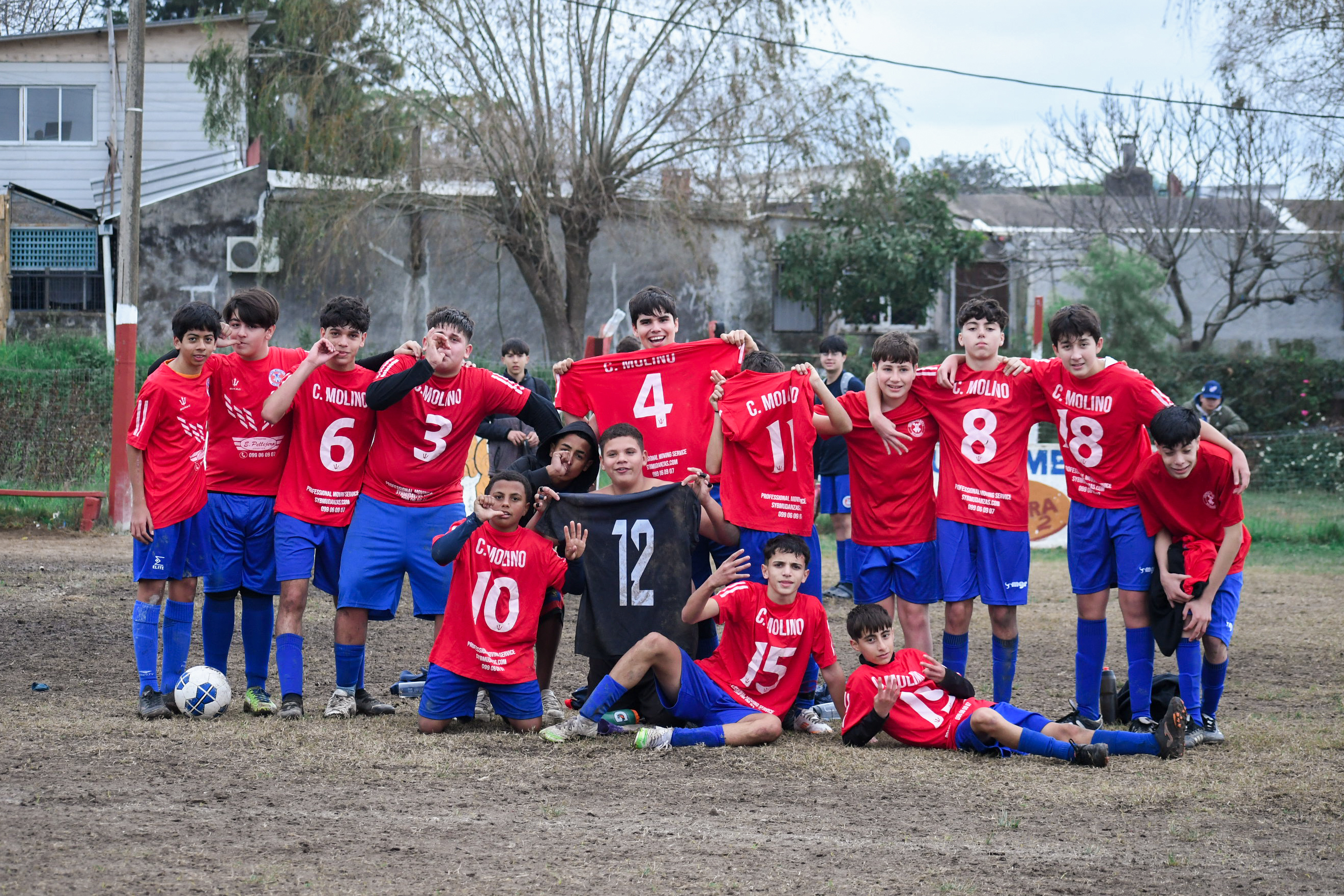 El plantel Sub-15 celebrando juntos