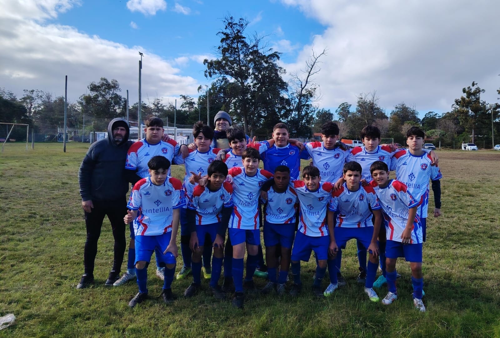 Plantel de la Sub-15 de Central Molino con la camiseta blanca de formativas